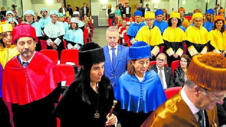 La rectora de la UPV/EHU, Nekane Balluerka; la consejera de Educación, Cristina Uriarte, y el lehendakari, Iñigo Urkullu, en la apertura del curso celebrada ayer en Gasteiz.