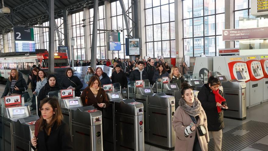 Denuncian que Renfe opera trenes en Bizkaia sin revisores en trayectos "complejos": "Pone en riesgo la seguridad"