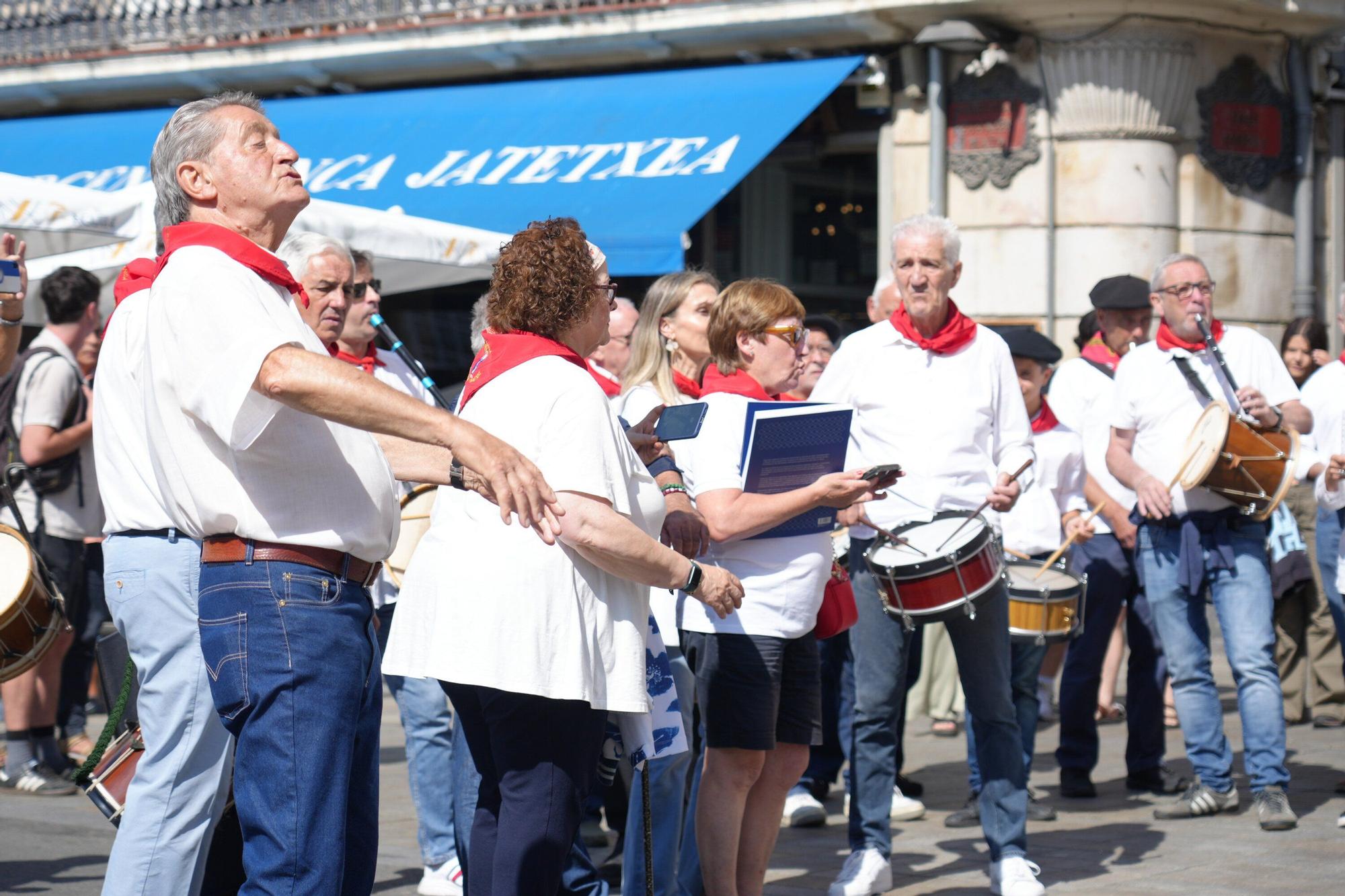 En imágenes: Los auroros despiertan a Vitoria con sus canciones