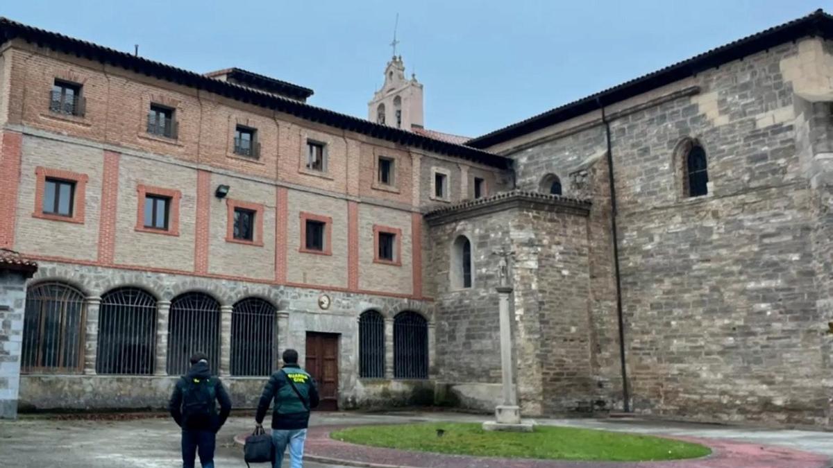 Agentes de la Guardia Civil durante uno de los registros.