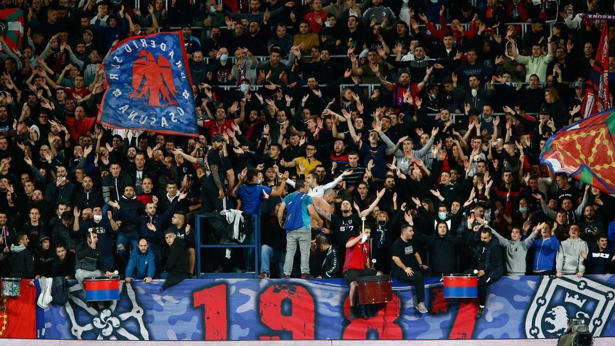 Grada de Indar Gorri durante un partido en El Sadar.