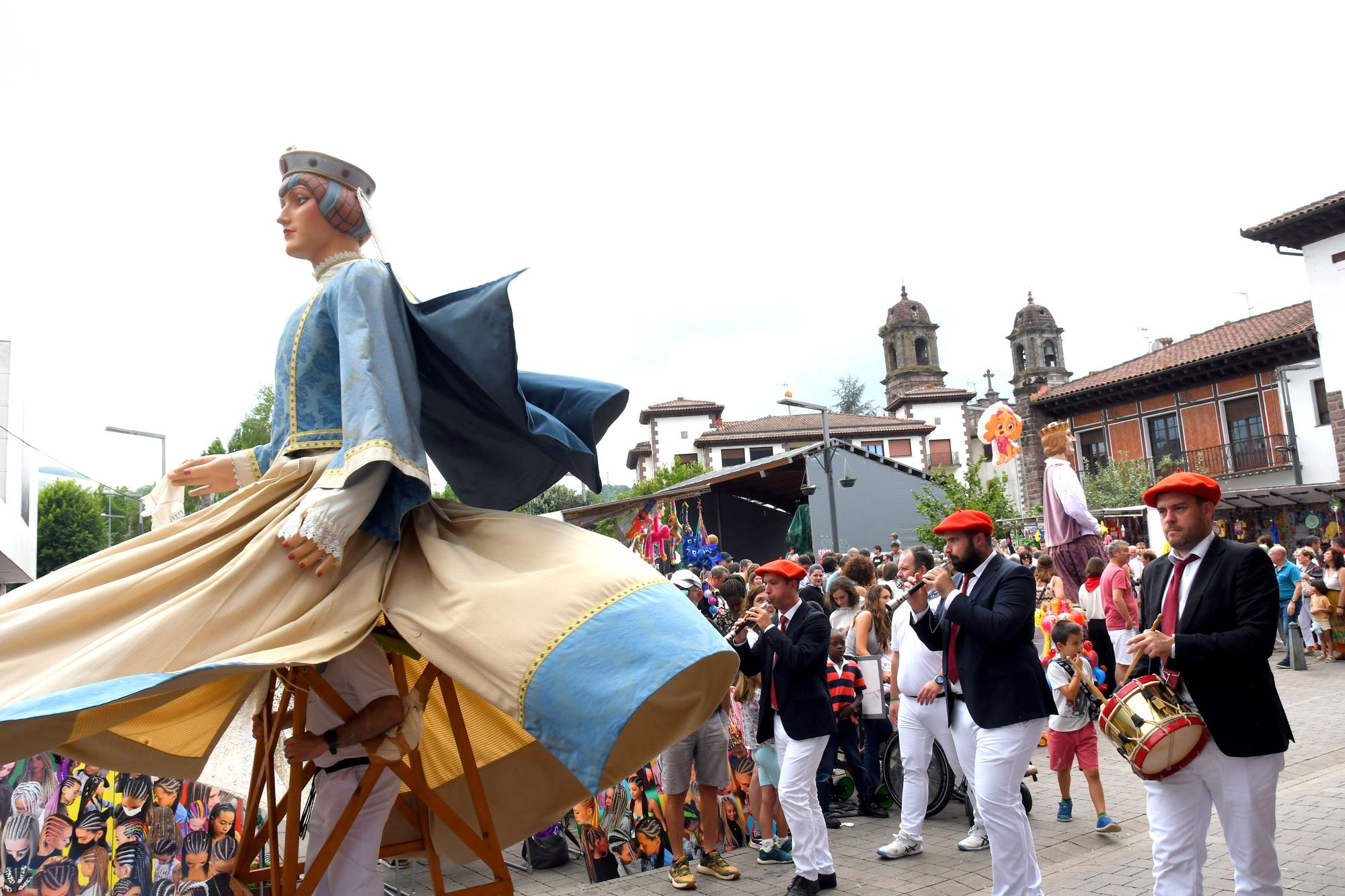 Elizondo celebra su día grande con bailes de gigantes y mutildantzak