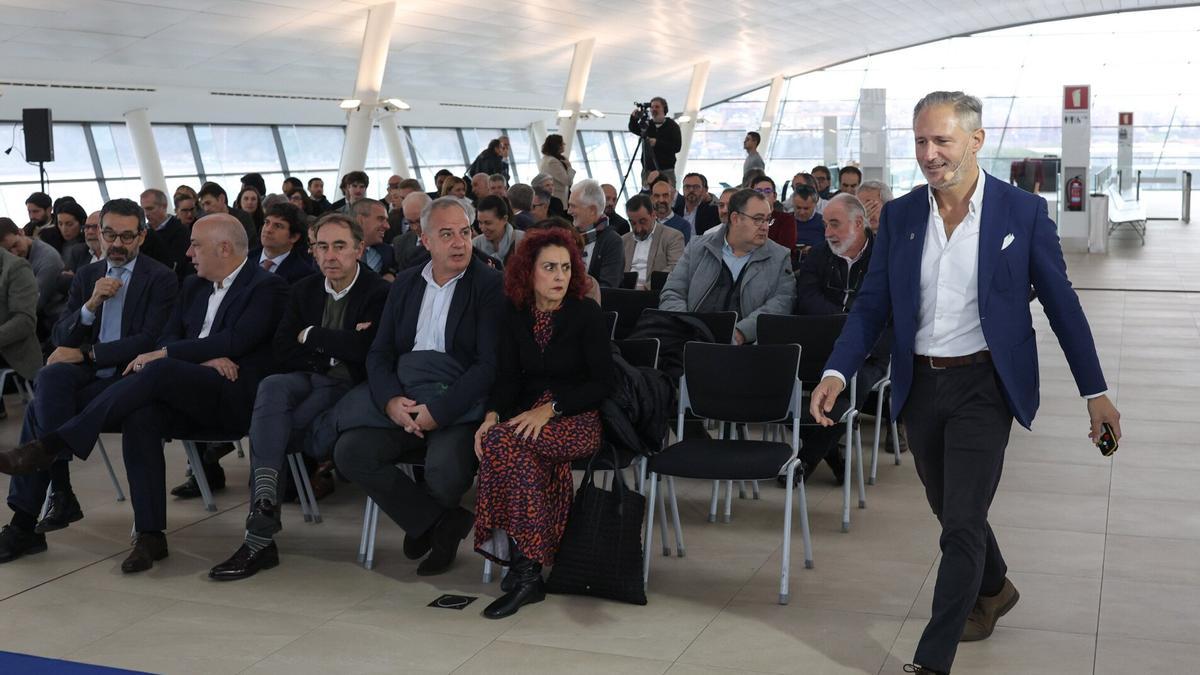Iván Jiménez presenta el plan de digitalización del Puerto de Bilbao.
