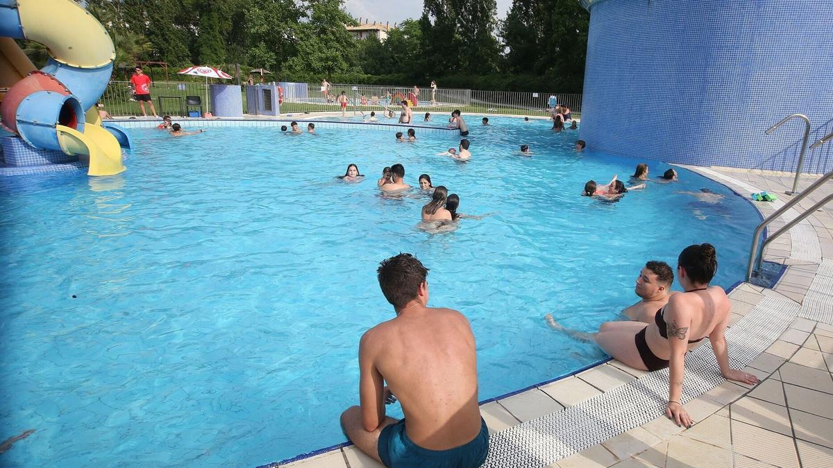 Un grupo de personas, en la piscina de Etxabakoitz.