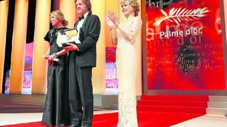 Los productores Bill Pohlad y Sarah Green reciben la Palma de Oro por la película deTerrence Malick &#039;The Tree of Life&#039; de manos de Jane Fonda.