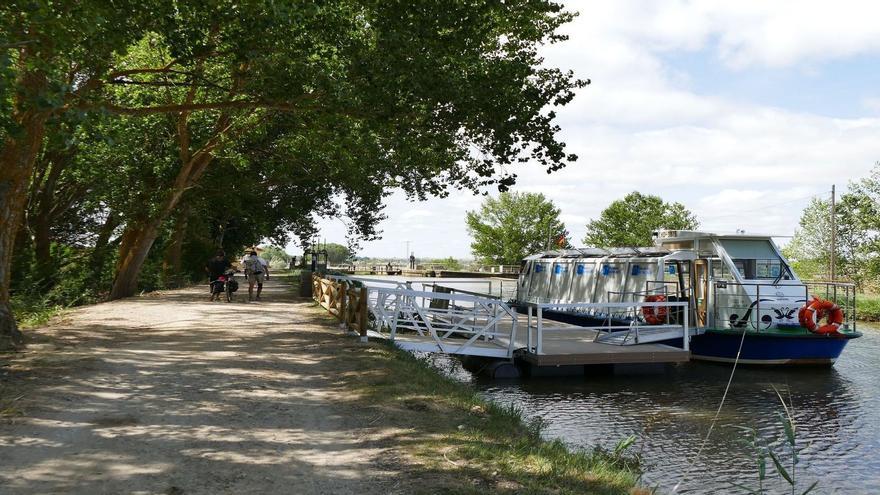 En imágenes: una singladura en barco por el histórico Canal de Castilla