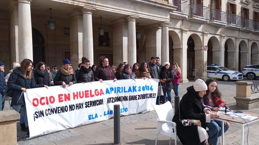 Una original protesta en Vitoria con teatro y pintacaras en la Virgen Blanca
