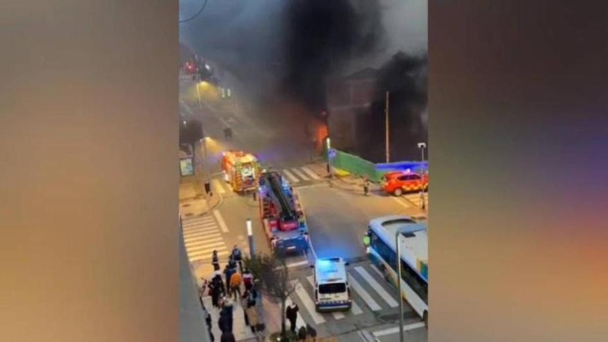 Imágenes del incendio de un establecimiento de la avenida Marcelo Celayeta de Pamplona