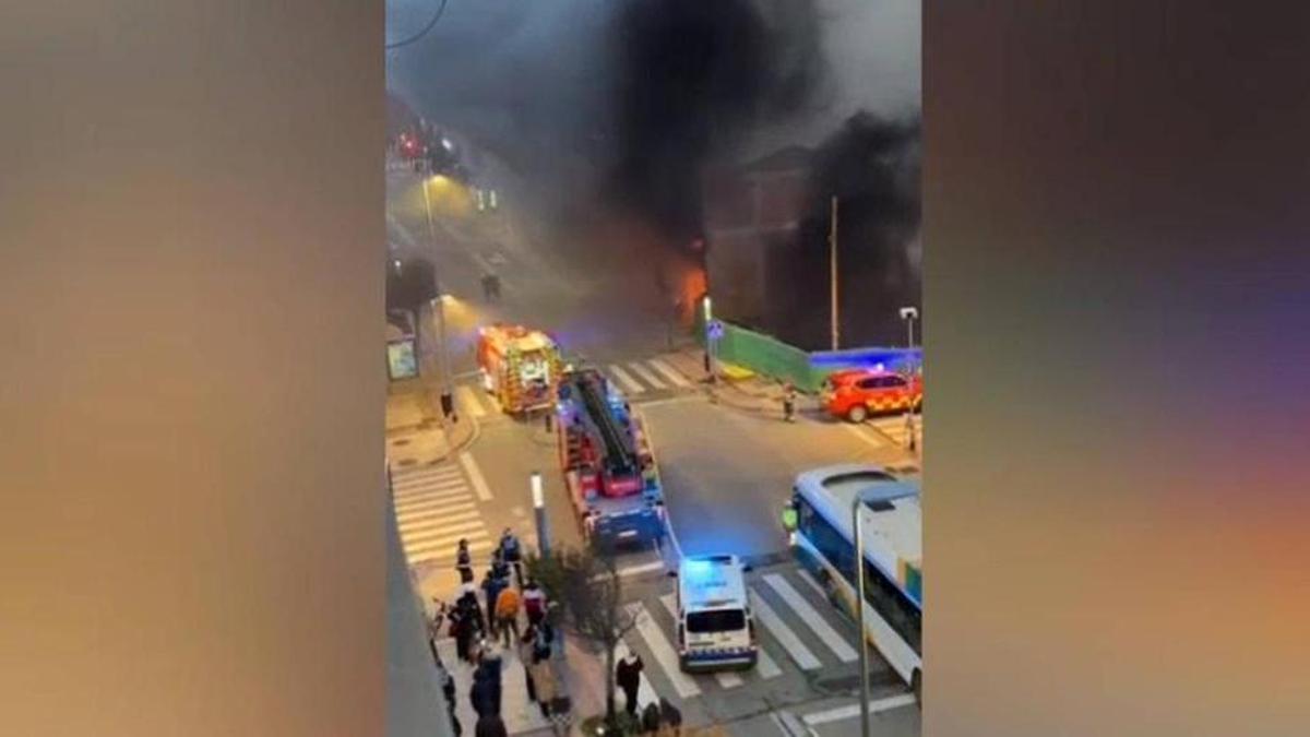 Imágenes del incendio de un establecimiento de la avenida Marcelo Celayeta de Pamplona