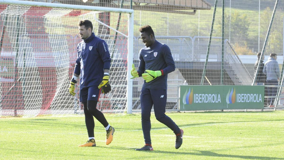 Assimba Atangana, junto a Iago Herrerín en un entrenamiento con el Athletic