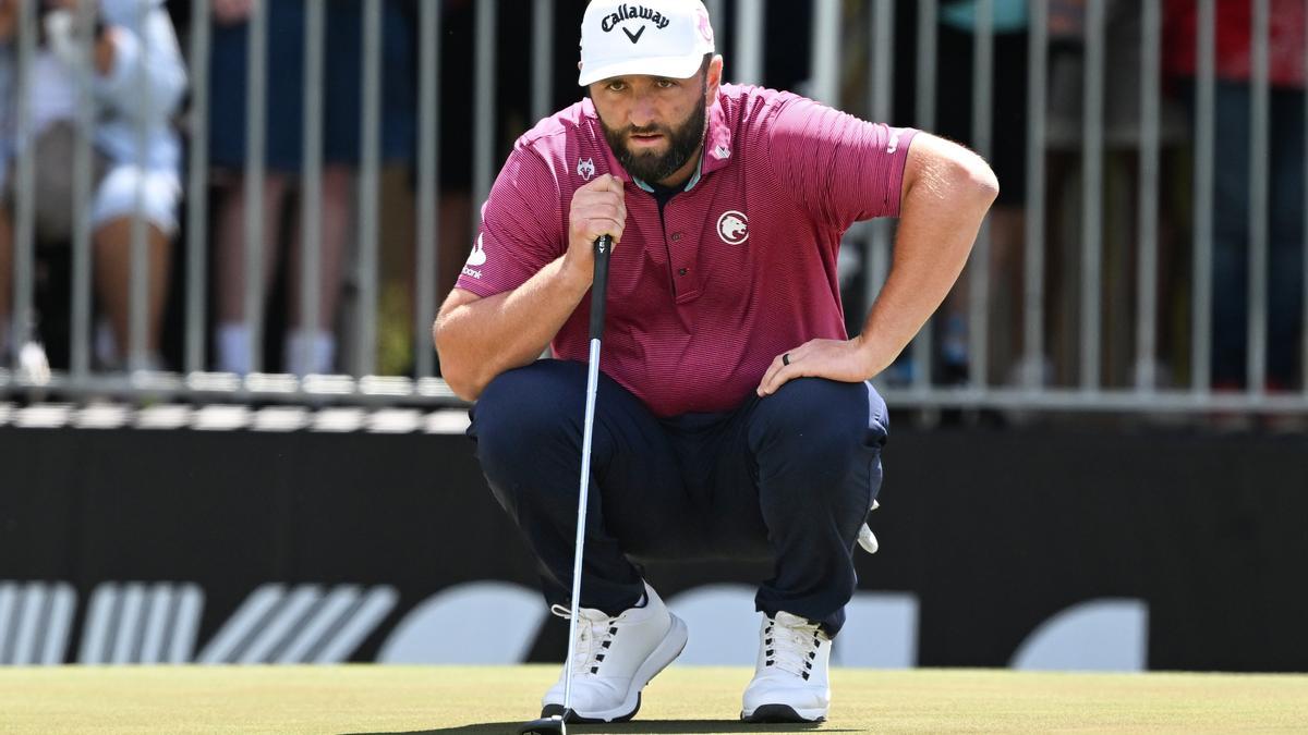 Jon Rahm observa la trayectoria de la pelota.