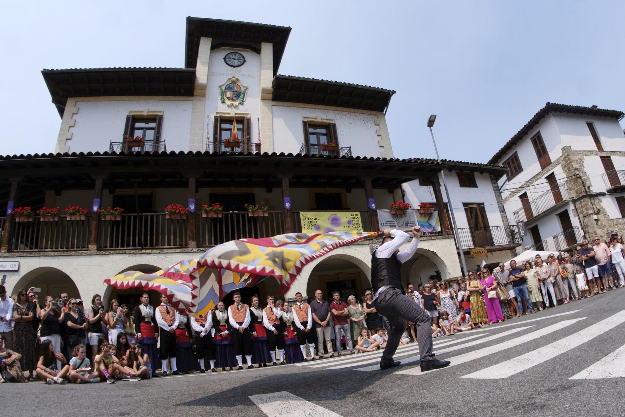 Fotos del tradicional baile de la bandera en fiestas de Roncal 2025