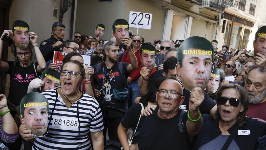 Una marcha hasta El Ventorro denuncia la &quot;negligencia&quot; de Mazón, su equipo y el PP