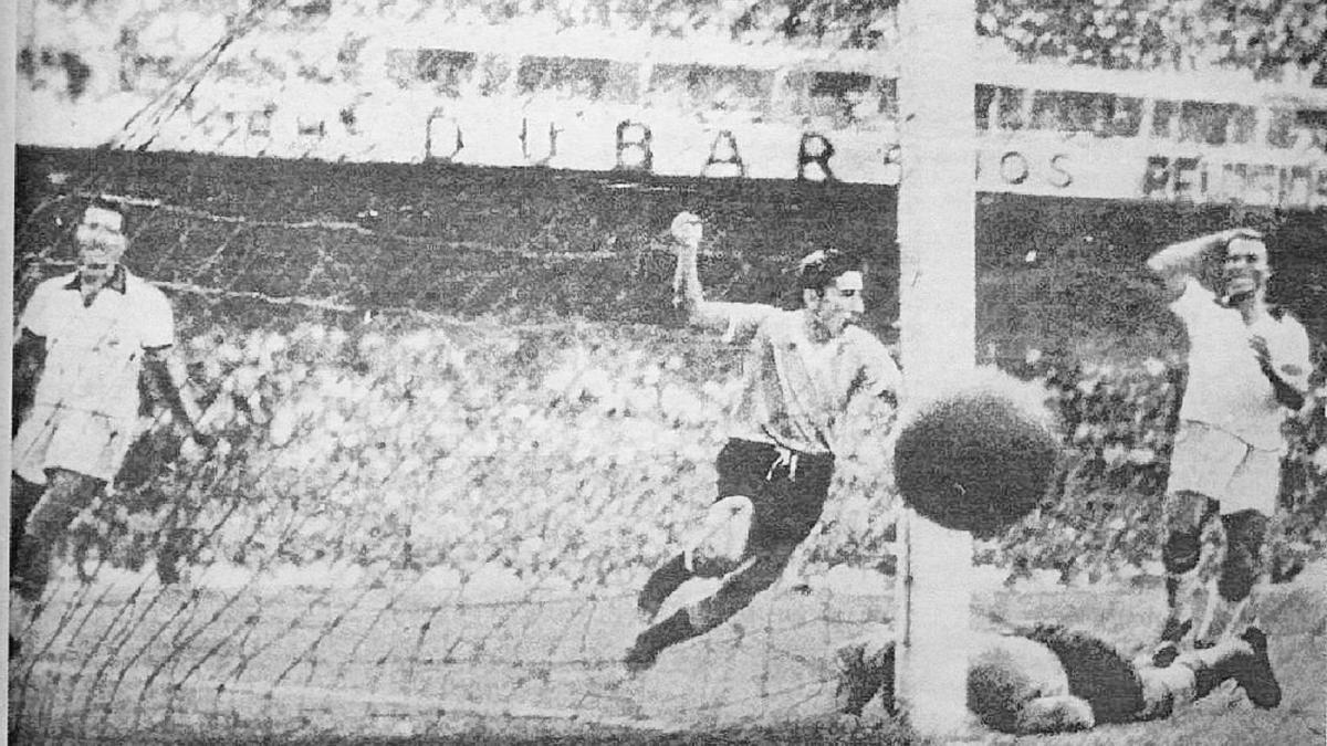 El jugador de Uruguay Ghiggia alza el brazo derecho para celebrar el gol que bautizó la sorpresa como el Maracanazo contra Brasil