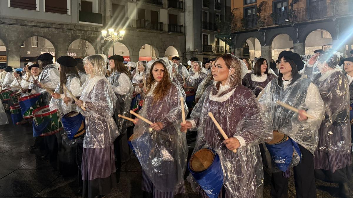 Las adversas condiciones climatológicoa no amilanaron a los azkoitiarras, que salieron a la calle la noche del 22 de noviembre a disfrutar de la tamborrada.