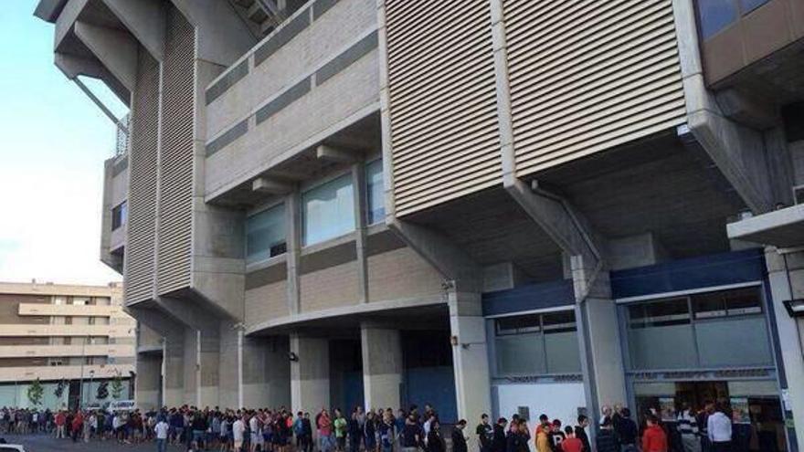 La &#039;fiebre&#039; por Osasuna no cesa: colas de más de 2 horas para hacerse socio