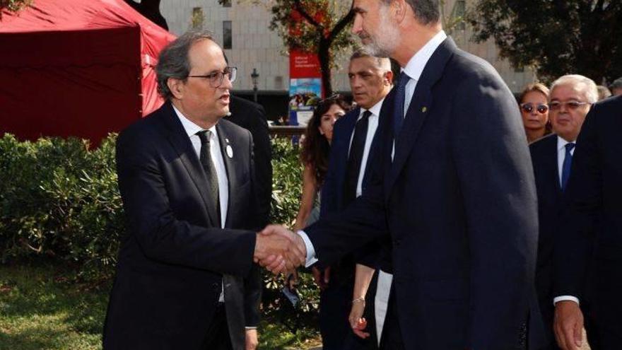 El president Torra conversa con el rey Felipe VI.