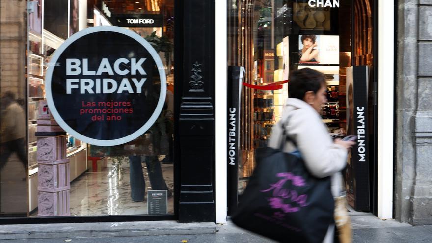 En imágenes: Los bilbainos se echan a la calle por el Black Friday