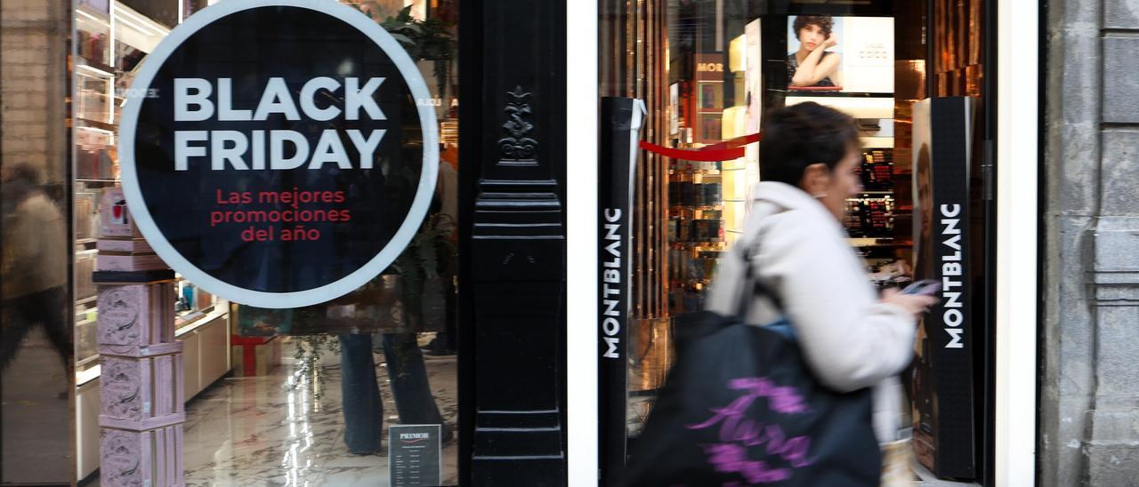 En imágenes: Los bilbainos se echan a la calle por el Black Friday