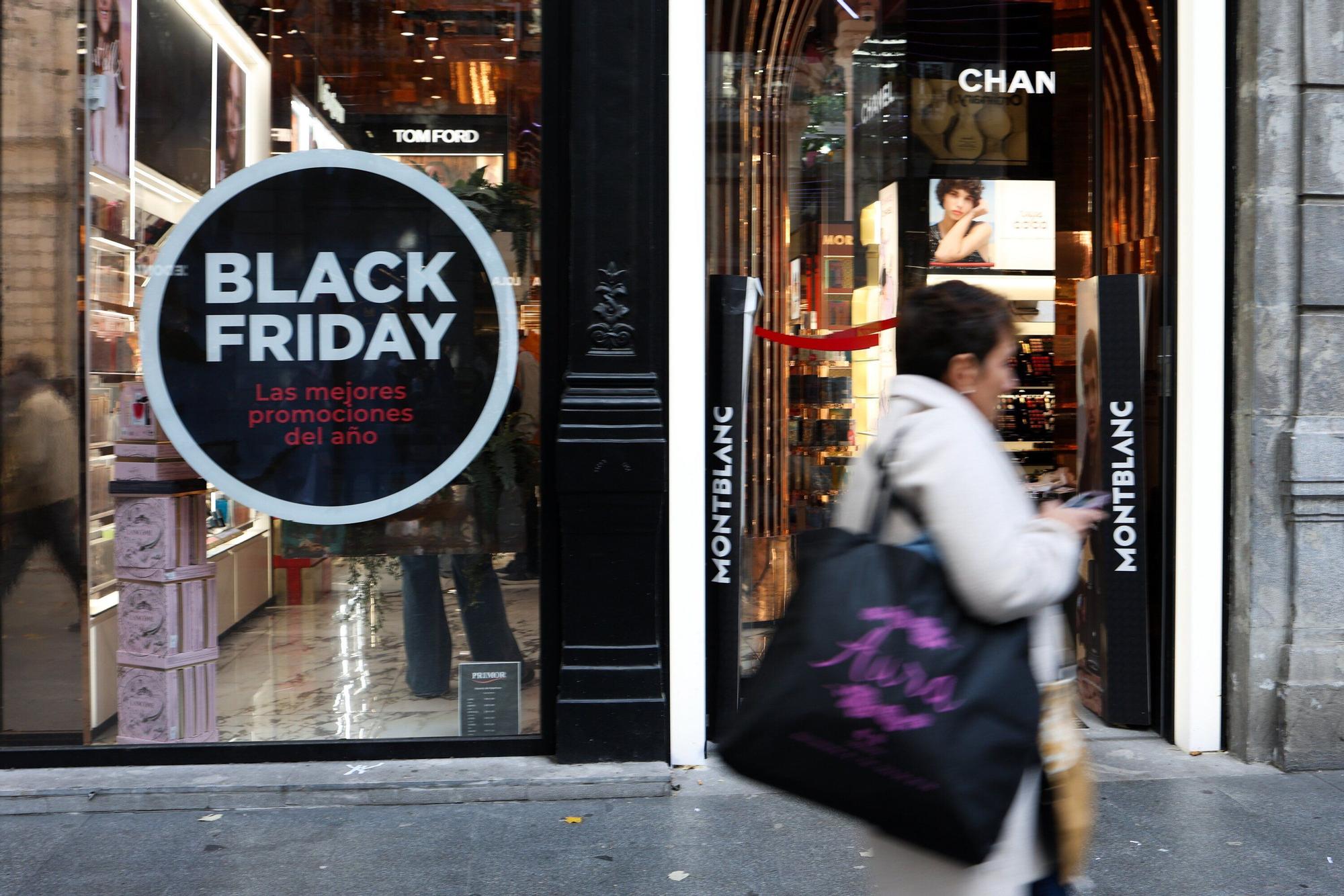 En imágenes: Los bilbainos se echan a la calle por el Black Friday
