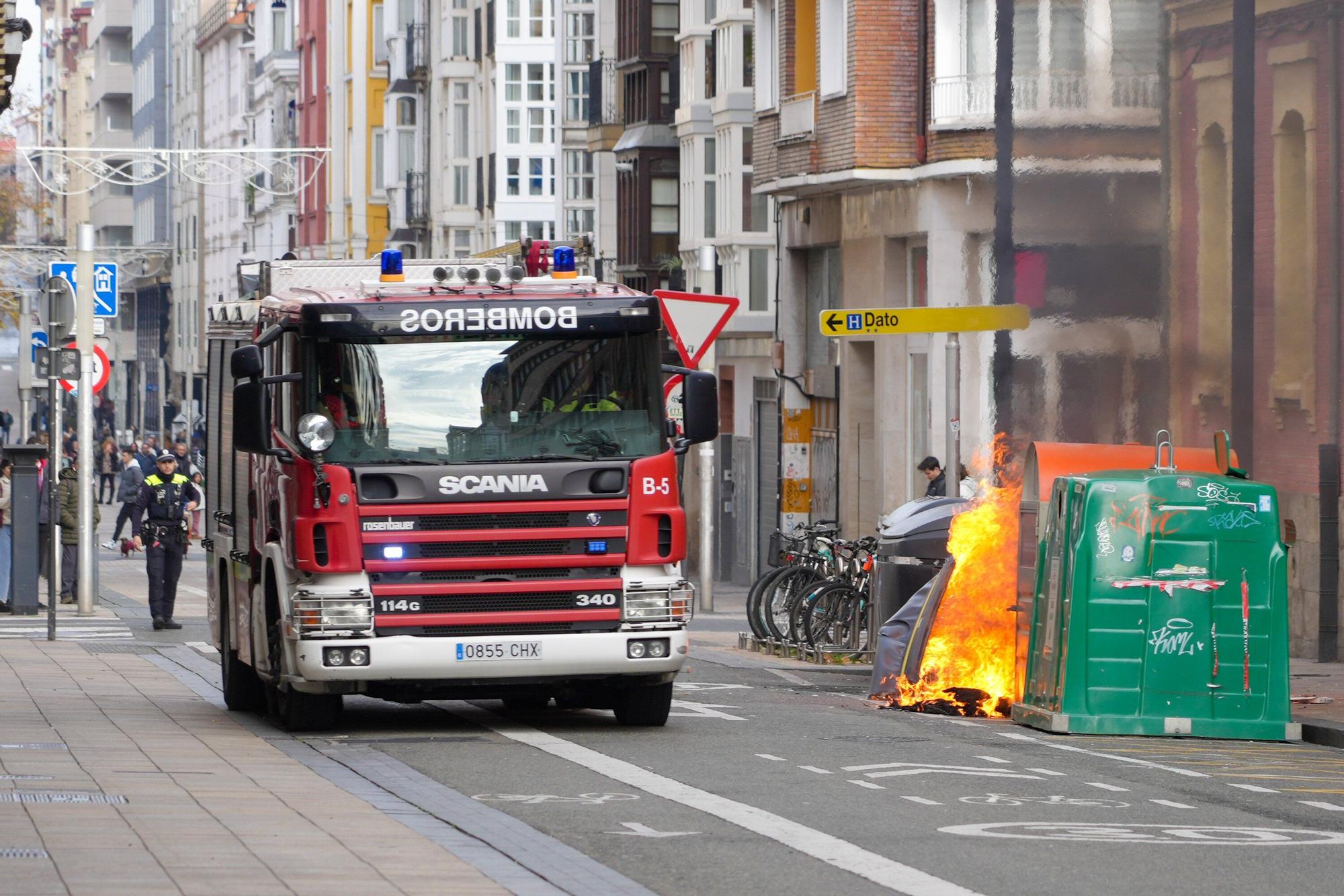 En imágenes: Arde un contenedor en Fueros a plena luz del día