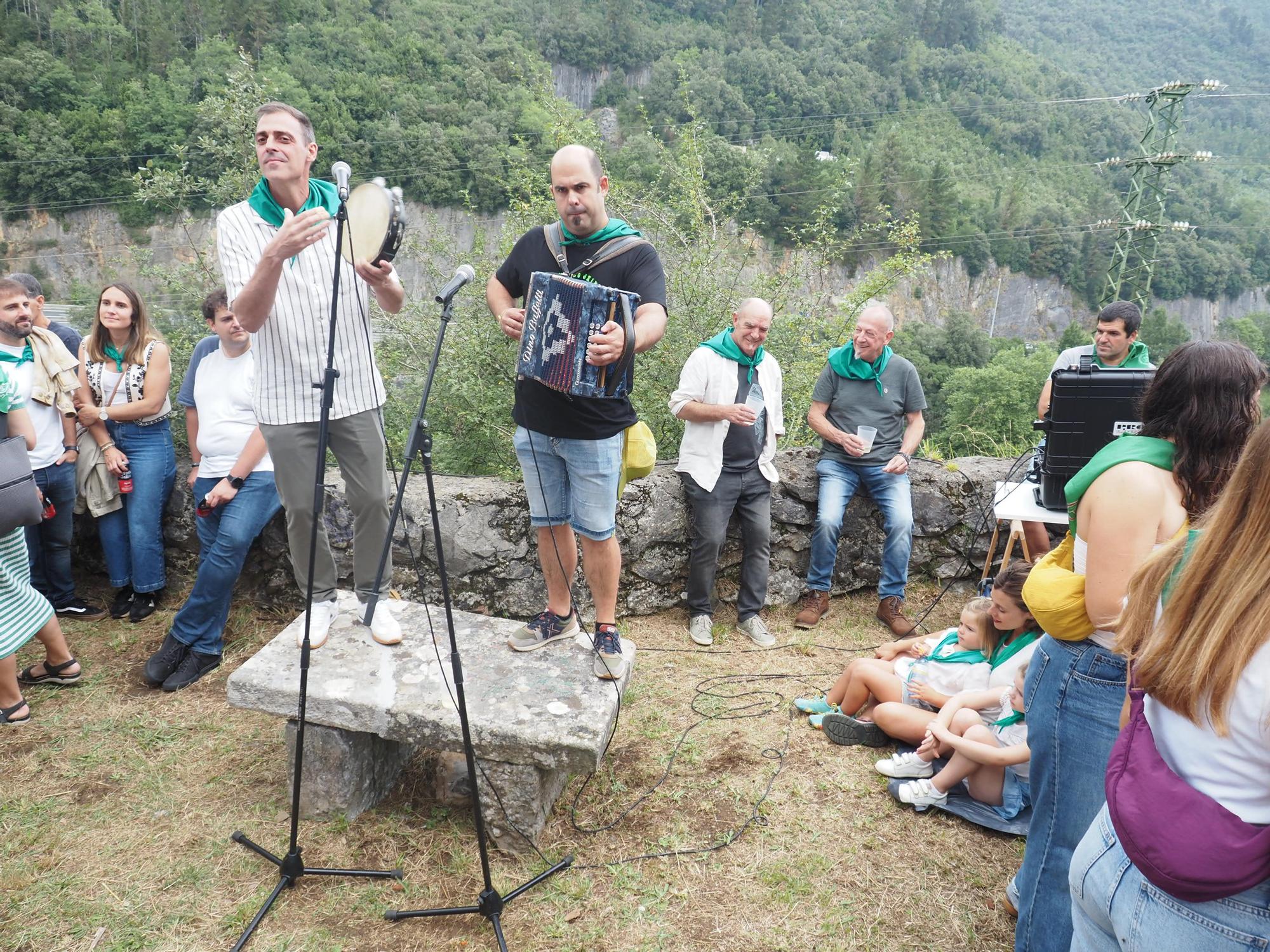 Fiesta en verde y blanco en la ermita de Santa Ana de Mendaro