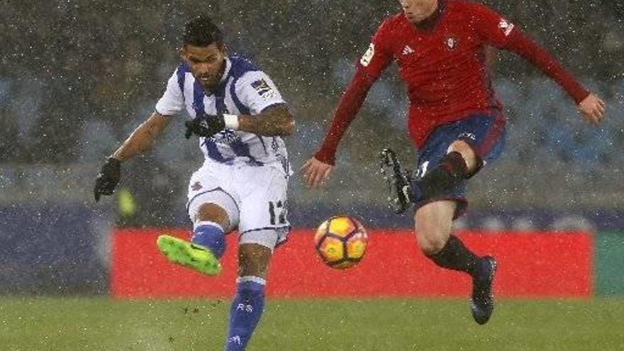La Real Sociedad  remonta a Osasuna bajo el temporal (3-2)