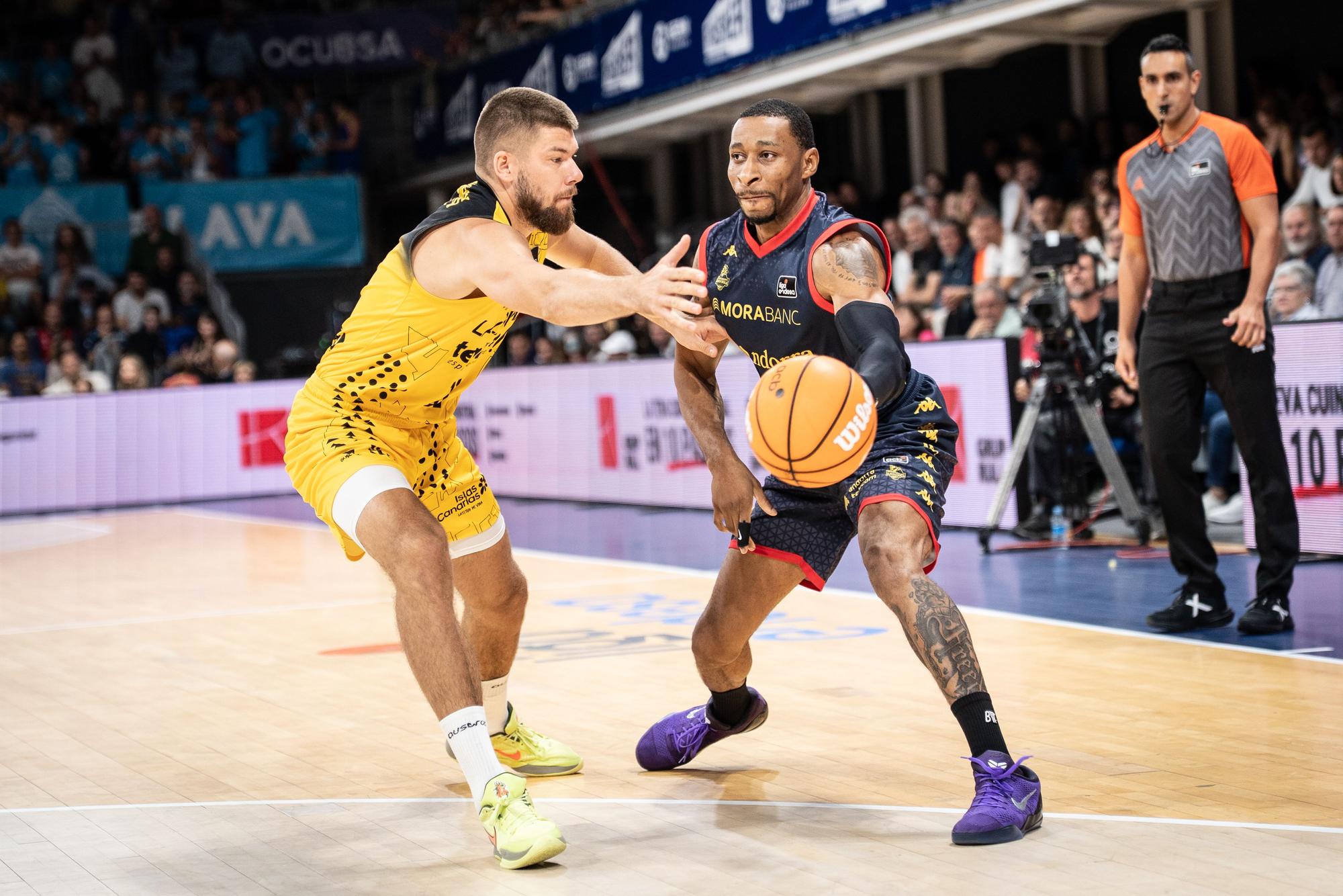 Giedraitis defiende a Okoye durante la visita del Tenerife al Andorra este curso.
