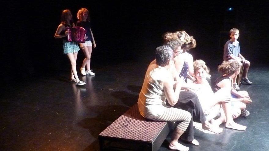 Antzerkian parte hartuko duten aktore eta musikarietako batzuk, entsaio batean.