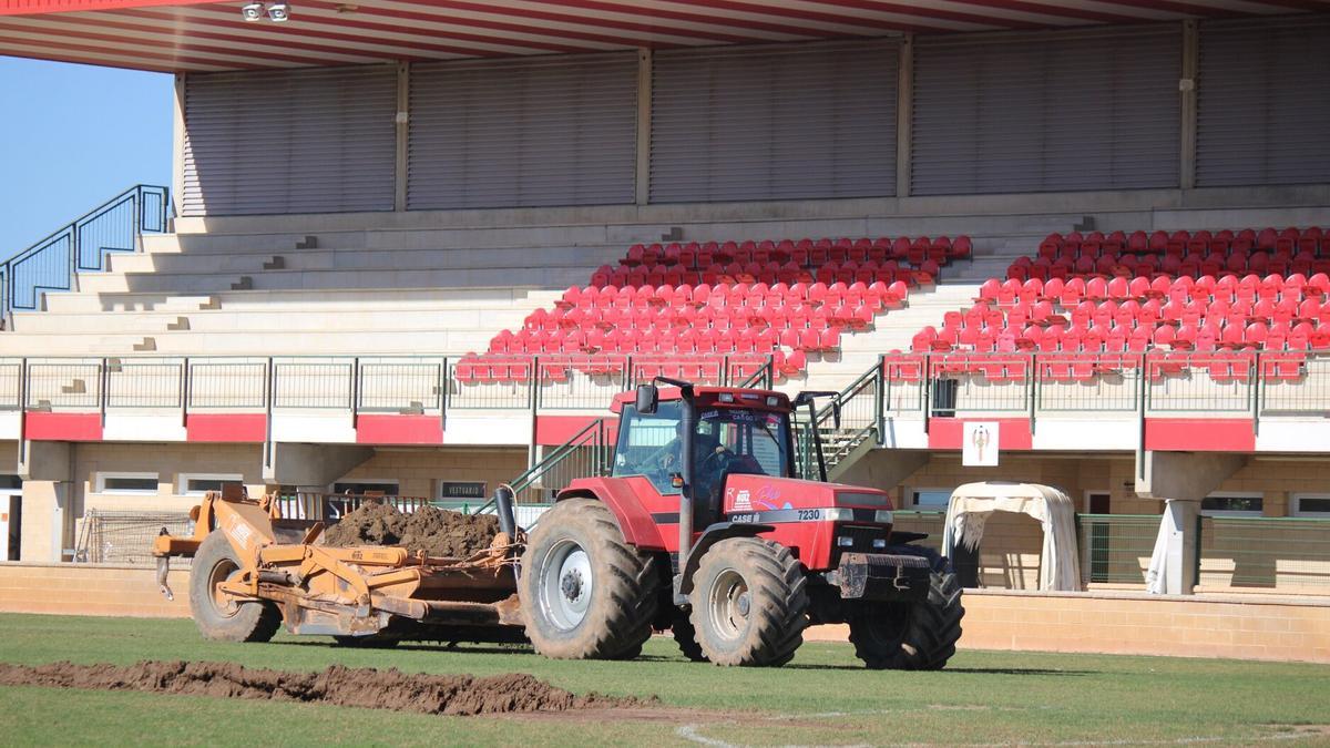 Las máquinas en el campo de fútbol del CD Castejón para iniciar los trabajos este lunes.