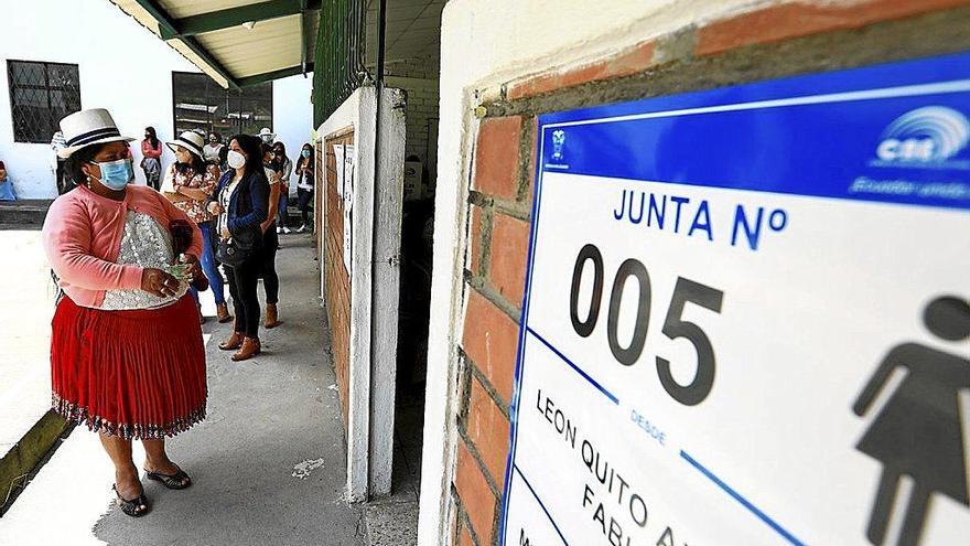 Una mujer indígena hace fila para ejercer su voto durante la primera vuelta. Foto: Robert Puglla Una mujer indígena hace fila para ejercer su voto durante la primera vuelta. Foto: Robert Puglla