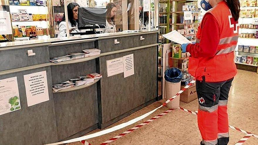 Una voluntaria de la Cruz Roja, comprando medicinas en una farmacia de Eibar durante el confinamiento.