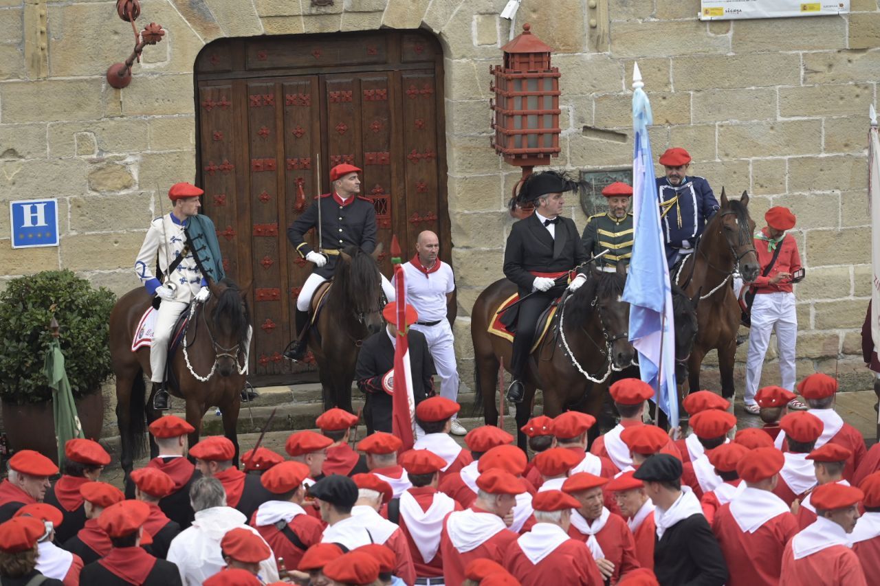 El Alarde desfila por las calles de Hondarribia