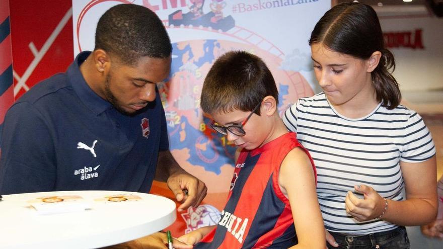 En imágenes: Trent Forrest se presenta en Vitoria