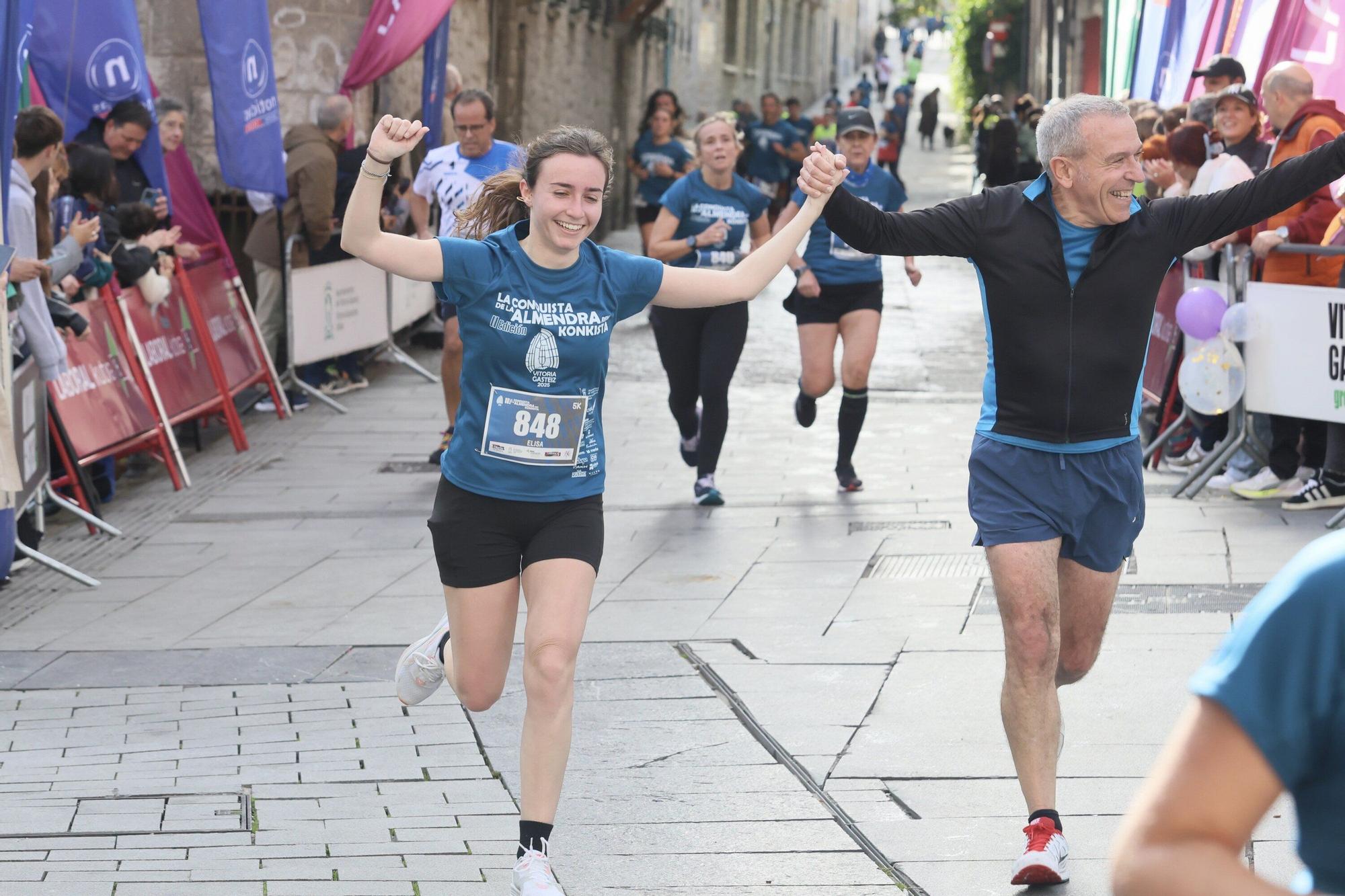 En imágenes: Miles de personas participan en La Conquista de la Almendra