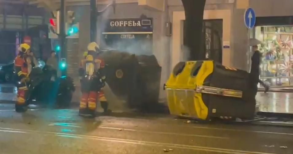 Bomberos apagando el fuego de las bengalas