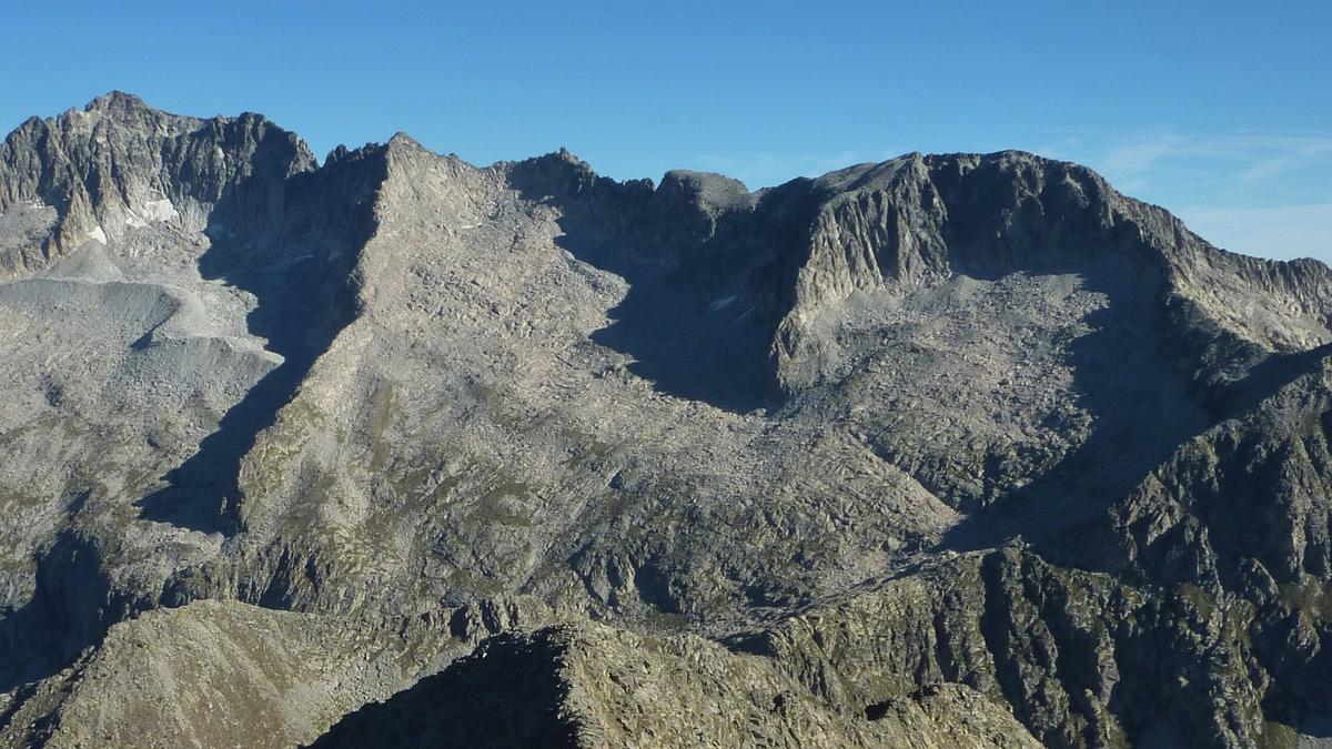 Vista del Pico Russell (a la derecha) desde el pico Vallibierna. En el centro, el Pico Tempestades y, a la izquierda, el Aneto.
