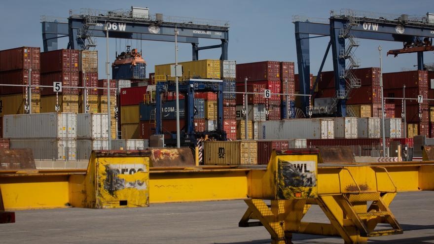 Los precios de exportaciones industriales bajan un 2,4% en febrero y los de importaciones se hunden un 4,3%