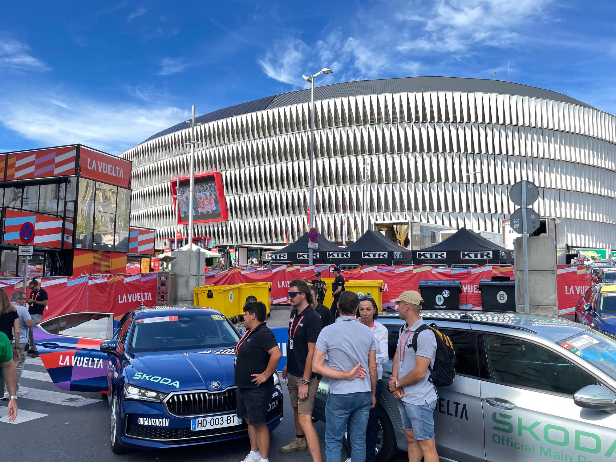 La Vuelta llega a Bizkaia: las imágenes del montaje en Bilbao