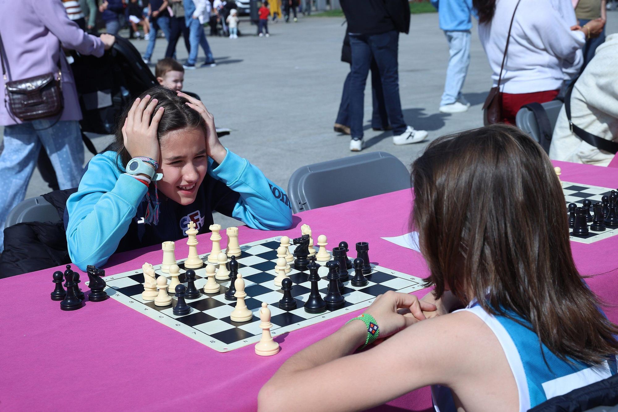 Fotos de las partidas simultáneas de ajedrez del torneo ‘Mujeres y ...