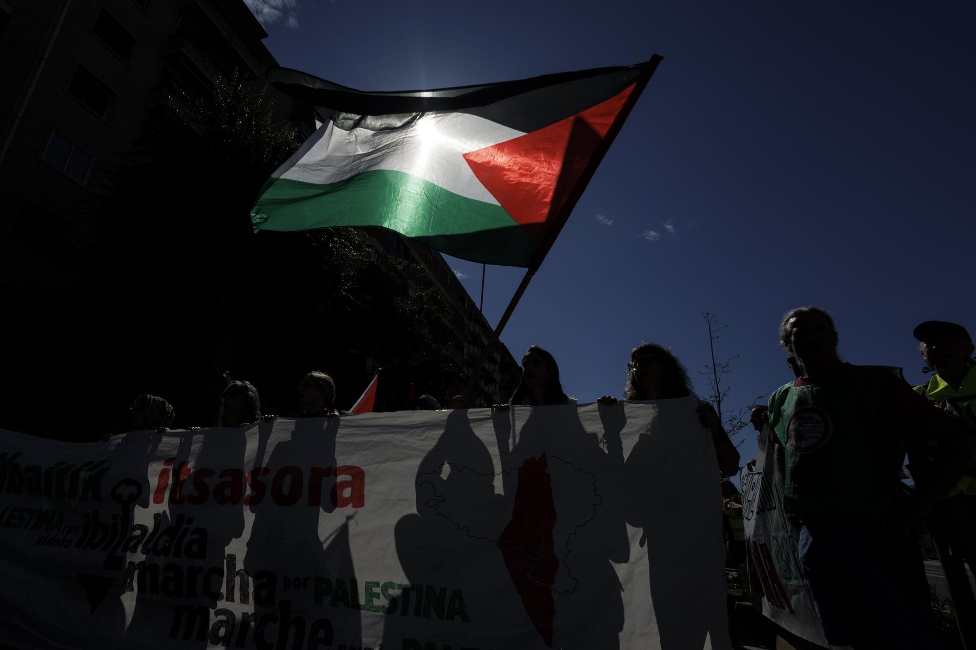 Ibaitik itsasora recorre Pamplona en solidaridad con Palestina