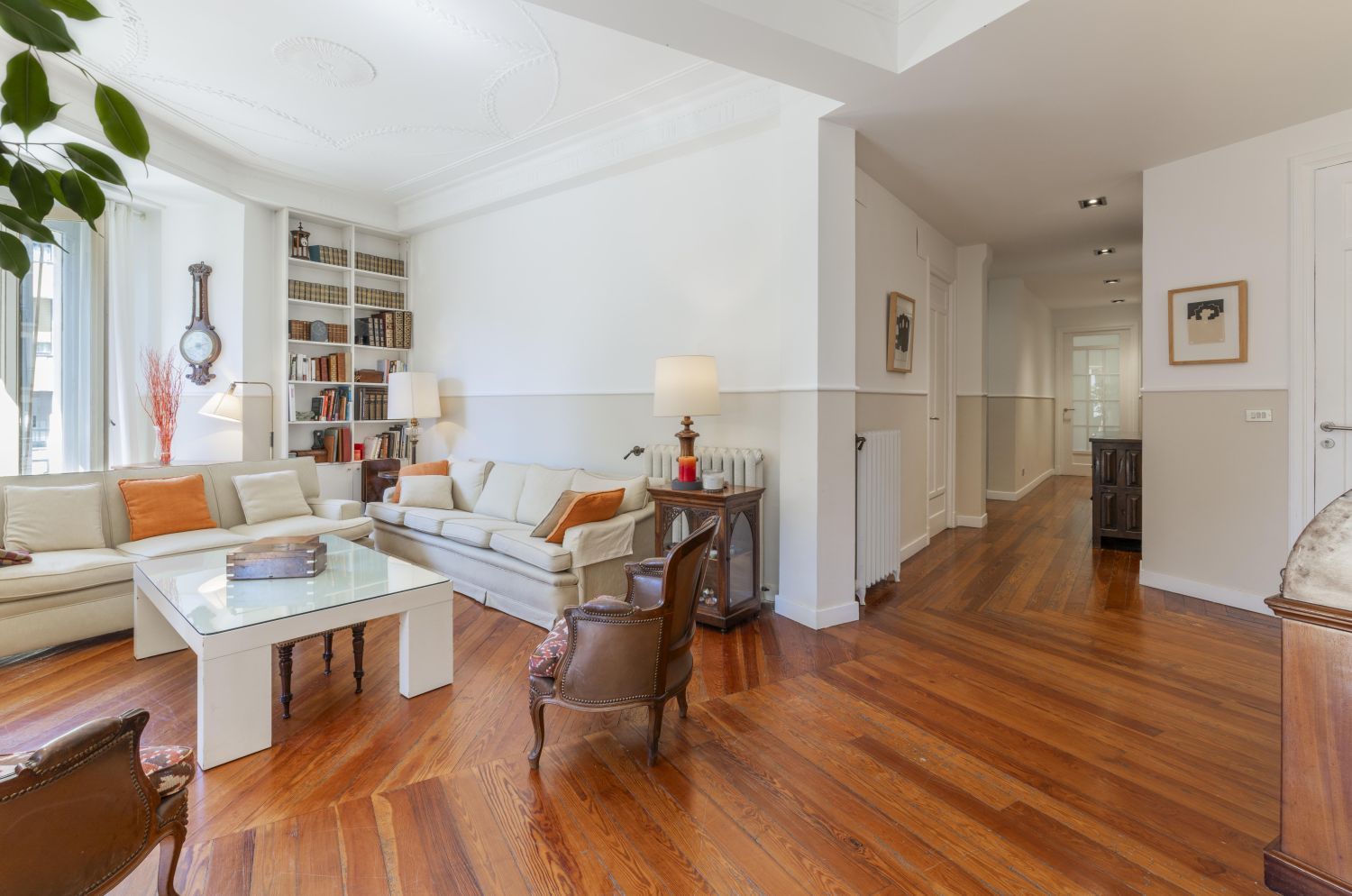 Magnífica propiedad en venta ubicada en un edificio señorial, situada en una de las zonas más elegantes del céntrico barrio de Gros