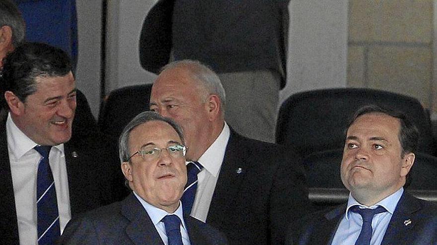 Florentino Pérez, presidente de la nueva Superliga europea, y Jokin Aperribay, en Anoeta. Foto: J. Colmenero