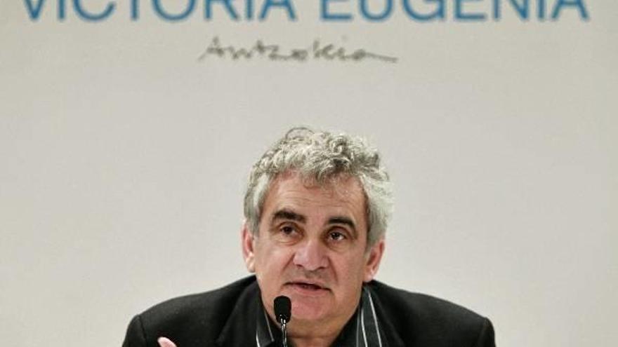 El escritor Bernardo Atxaga durante la presentación de la adaptación teatral de su novela obra &quot;Soinujolearen Semea&quot;.