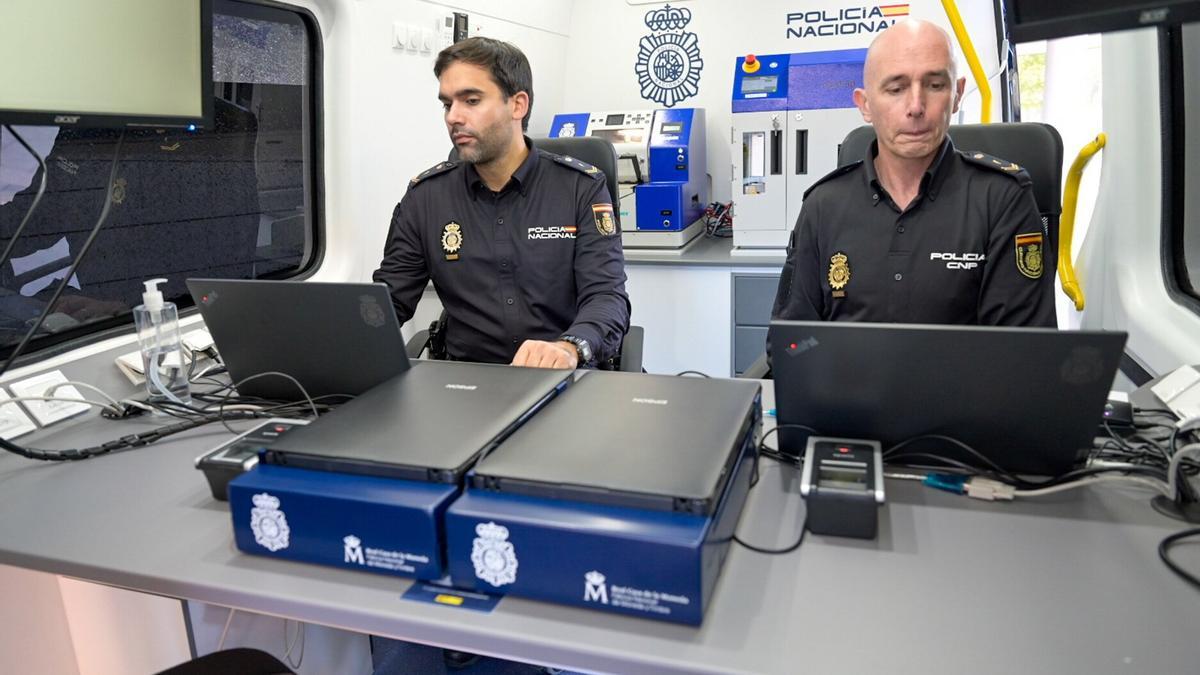 Varios agentes de la Policía Nacional en el vehículo VIDOC que recorrerá Gipuzkoa. Varios agentes de la Policía Nacional en el vehículo VIDOC que recorrerá Gipuzkoa.