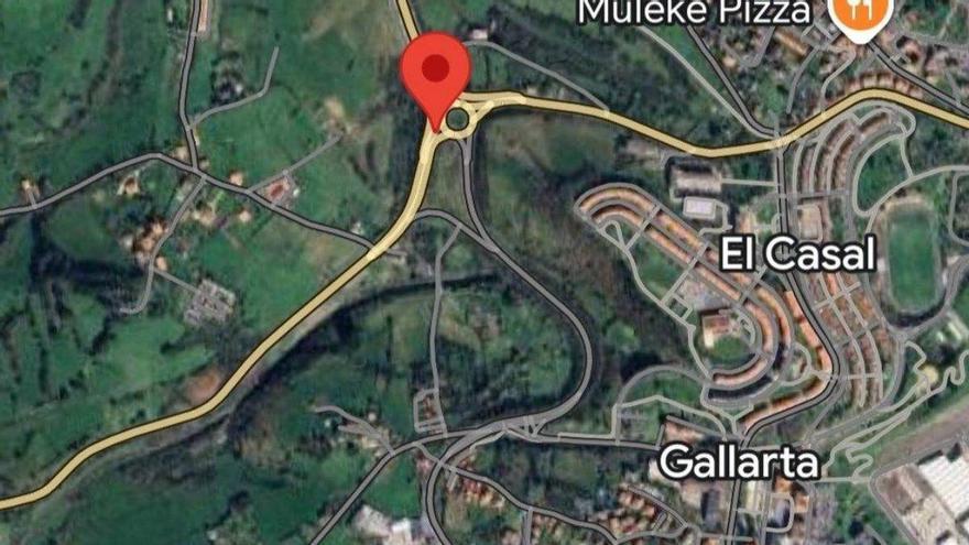 Un camionero herido tras volcar su camión en Abanto-Zierbena