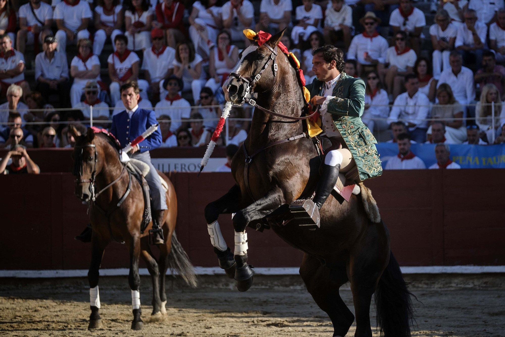 Fotos de la 'encerrona' de Guillermo Hermoso de Mendoza en la plaza de toros de Estella - Lizarra