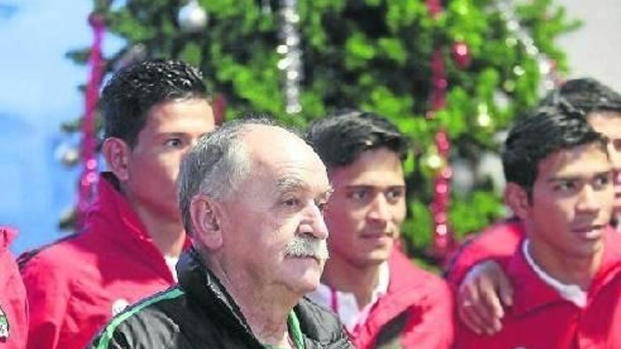 Xabier Azkargorta a su llegada ayer al aeropuerto de Hondarribia, con la expedición boliviana.