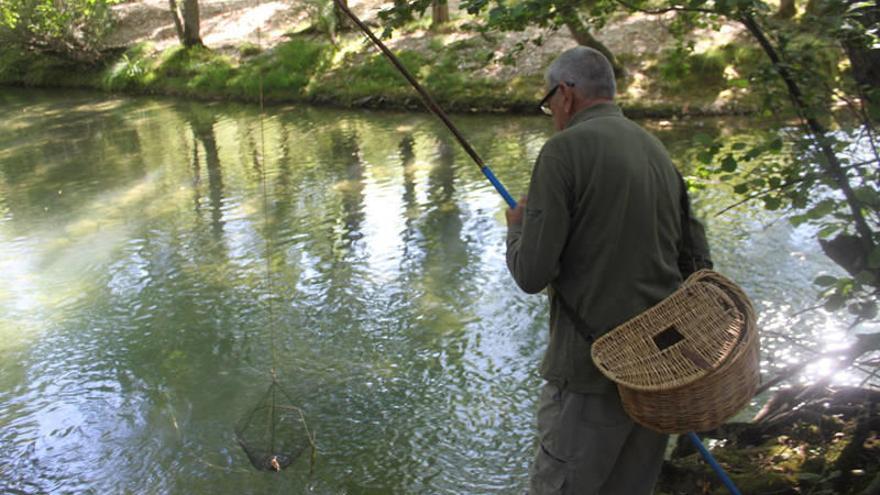Un pescador coge camgrejos ayer por la tarde en el río Urederra.