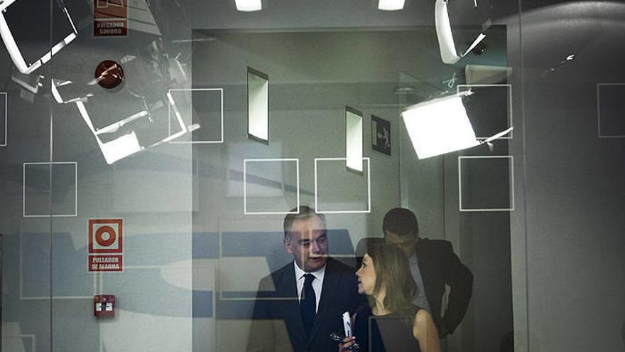 TVE corta la rueda de Cospedal cuando le preguntan por Bárcenas